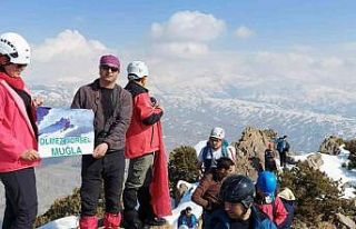 Türk ve Azerbaycanlı dağcılar Hocalı şehitlerini...