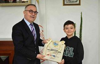Türkiye finaline kalan öğrencileri makamında ağırladı