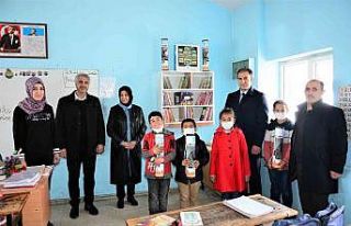 Tuşba Belediyesinden okullara kitaplık ve kitap...