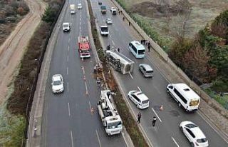Tuzla’da midibüs refüje çıkıp yan yattı: 3...