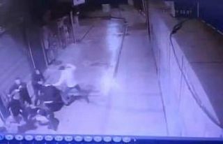 Üç kişinin bıçaklandığı dehşet anı güvenlik...