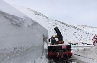 Uludere-Uzungeçit’e çığ düştü, yol saatler...