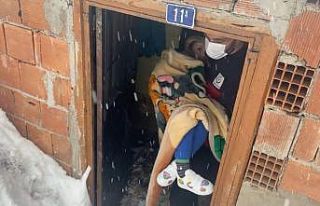 UMKE ekipleri karla kaplı köydeki çocuk hasta için...