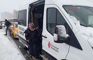 Ümraniye Belediyesi’nden soğukta hastane önündeki...