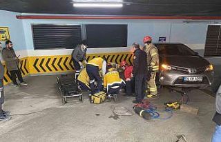 Ümraniye’de el freni çekmeyi unutan kadın sürücü,...