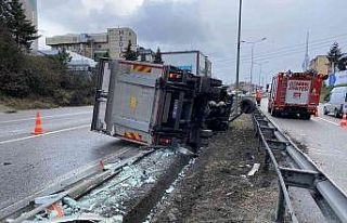 Ümraniye’de kamyonet bariyerlere girerek karşı...