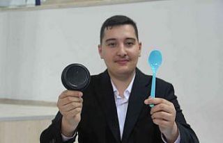 Üniversite öğrencisi doğada çözünerek bitkiye...