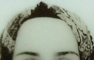 Üniversite öğrencisi genç kız yurttaki odasında...