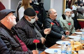 Üniversiteli gençler yaşlılara vefa borcunu yemekle...