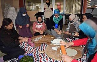 Üniversiteli kız öğrencilere Malatya yemeklerinin...