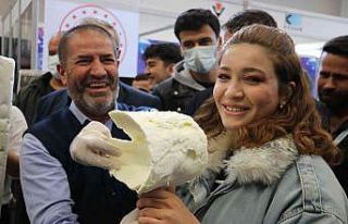 Üniversiteli öğrencilere dondurma şov