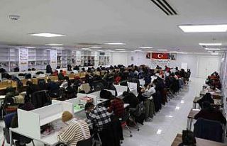 Üniversiteye hazırlanan gençler ücretsiz TYT sınavında...