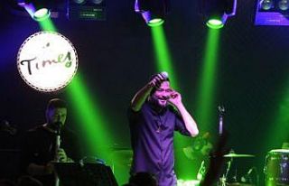 Ünlü oyuncu ve şarkıcı Cem Kılıç, İzmir’de...