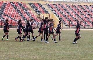 Uşak Kadın Futbol Takımı ilk maçından galibiyetle...