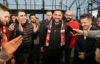 Uşaksporlu taraftarlardan Ümit Karan’a hoş geldin...