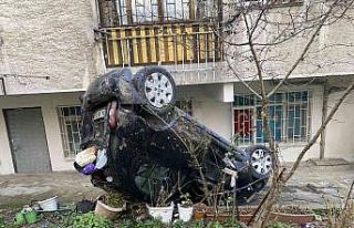 Üsküdar’da otomobil, 10 metreden apartman bahçesine...