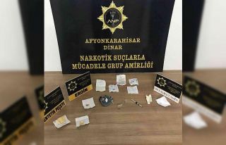 Uyuşturucu satıcısı üzerinde isim ve para listesinin...