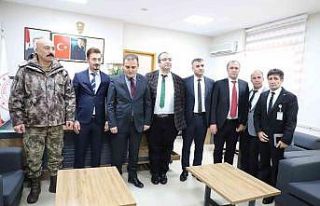 Vali Akbıyık sağlık çalışanlarının bayramını...