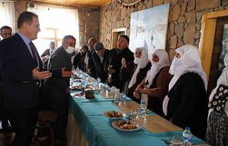 Vali Akbıyık yaşlılarla yemekte bir araya geldi