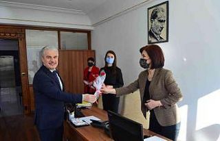 Vali Akın, kadın personele karanfil dağıttı