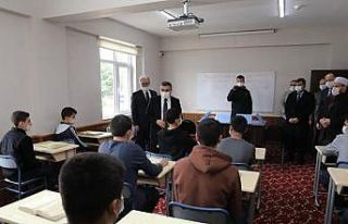 Vali Atay hafızlık eğitimi alan çocukları ziyaret...