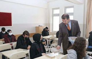 Vali Ayhan’dan öğrencilere kitap hediyesi