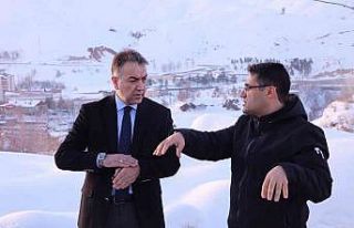 Vali Çağatay, çığ tehlikesi olan mahallede incelemelerde...