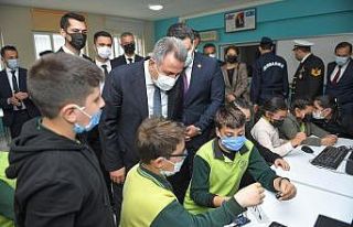 Vali Elban, robotik kodlama sınıflarının açılışını...