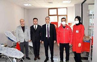 Vali Mahmut Çuhadar, kan bağışında bulundu