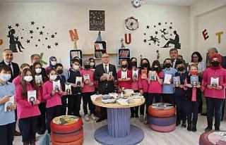 Vali Şimşek, kütüphanesindeki kitapları bağışladı