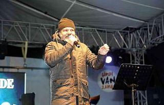 Van Shopping Fest kapsamında dengbêjler sahne aldı