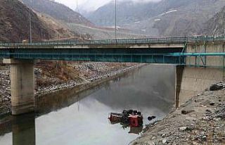 Virajı alamayan tır köprüden nehre düştü, sürücü...