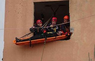 Yağmur altında deprem tatbikatı