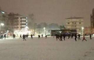 Yaklaşık 200 kişi aynı anda kar topu oynadı