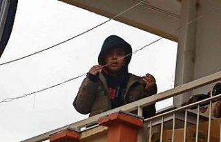 Yangında mahsur kaldığı balkonda gözyaşlarıyla...