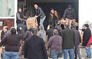 Yangının çıktığı depodaki malzemeleri çıkartmak...