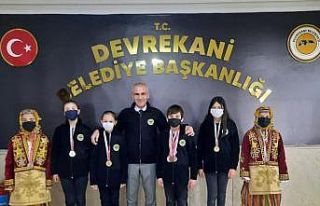 Yarışmalarda dereceye giren öğrenciler, Başkan...