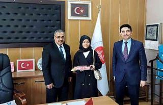 Yarışmalarda dereceye giren öğrencilere ödülleri...