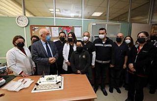 Yaşar, sağlık personeliyle birlikte pasta kesti