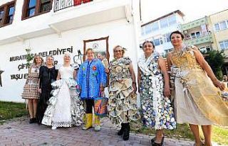 Yaşlı Evi sakinleri atıklardan hazırlanan kostümlerle...