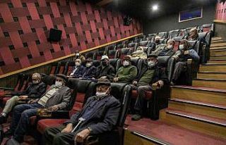 Yaşlılara saygı haftasında film izlediler