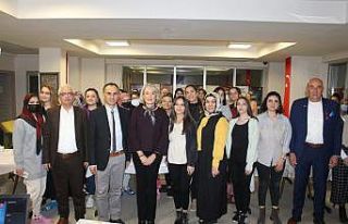 Yazar Menekay üniversiteli öğrencilerle buluştu