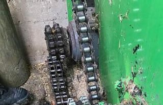 Yem karma makinesinin zincirine basan çocuğun ayağı...