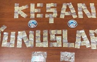 Yere atılan bir paket, torbacıyı ele verdi