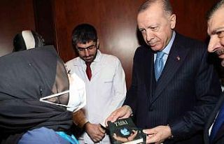 ‘Yılın hemşiresi’ Büşra Torun, ödülünü...