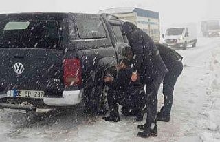 Yoğun kar, sis ve tipiden dolayı onlarca araç yolda...