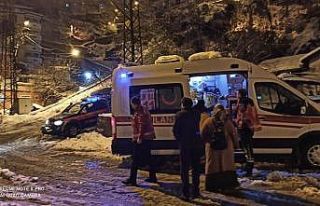 Yoğun karda yaşlı kadının imdadına yetiştiler