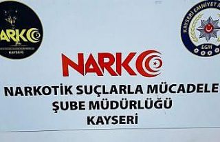 Yolcunun üzerinden 1 kilo uyuşturucu ele geçirildi