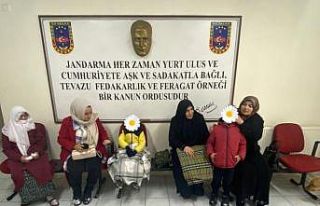 Yolda kalanlara jandarma kucak açtı