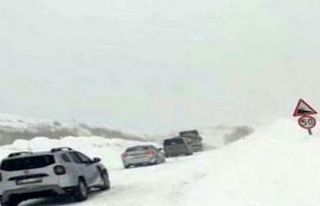 Yoldan çıkan kamyon ulaşımı aksattı